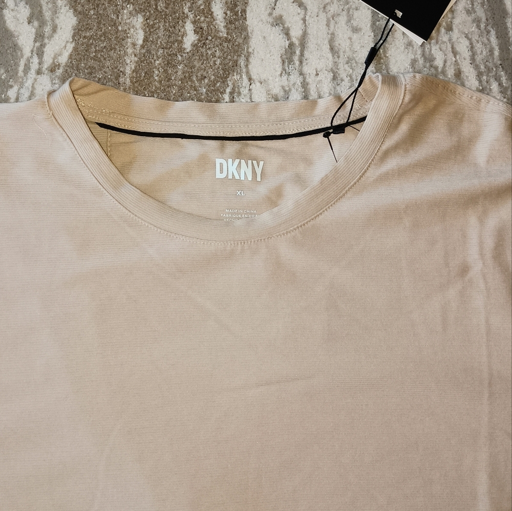 DKNY Men's Pin Striped T-shirt New Size XL